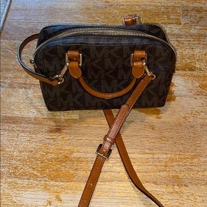 Micheal Kors cross body bag